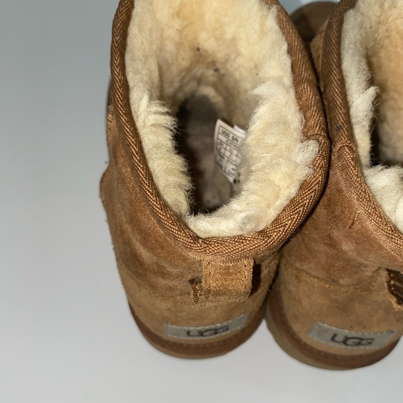Used Ugg Boot’s - Size 6.5 in boys - Picture 5 of 6